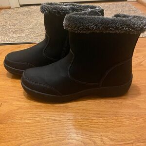 Khombu Black Boots with Soft Gray Fur